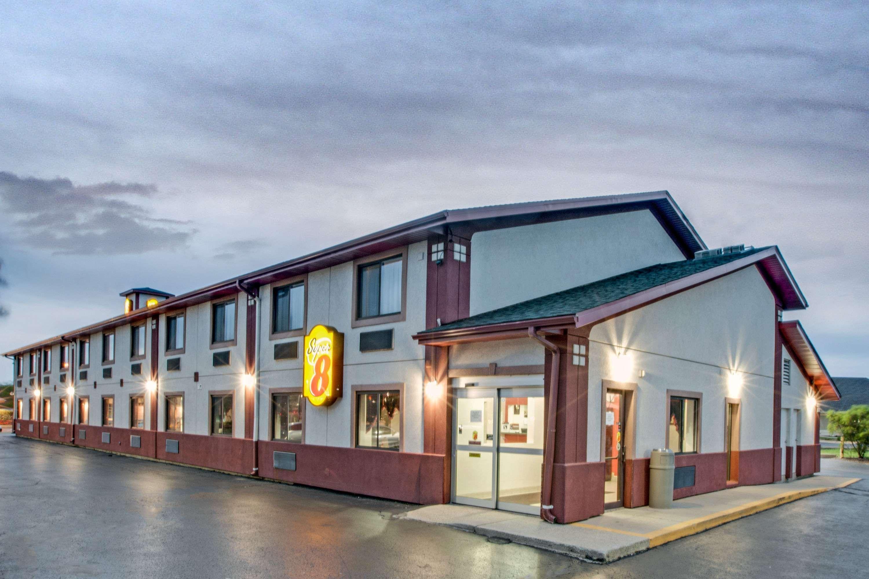 Super 8 By Wyndham Crystal Lake Zewnętrze zdjęcie