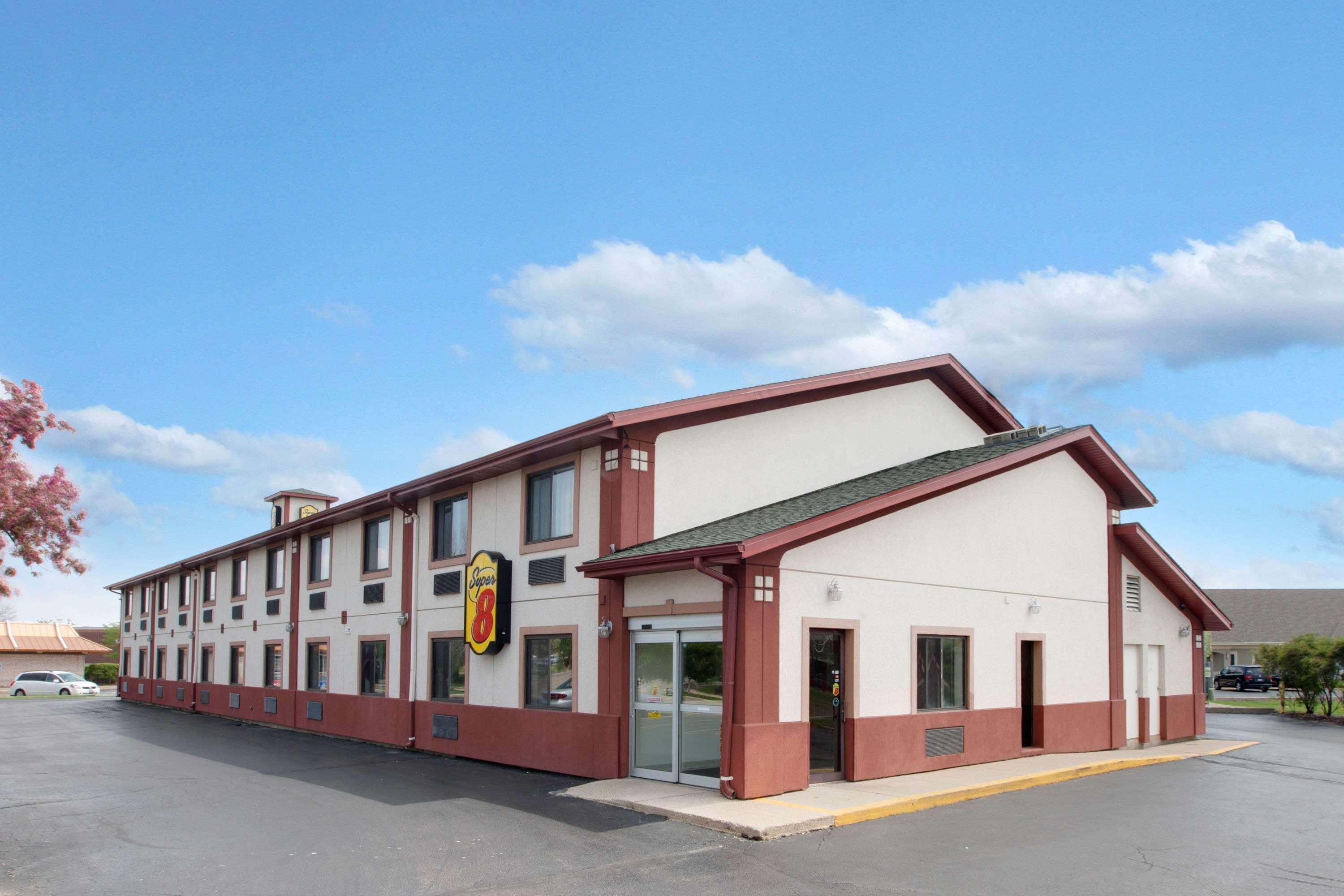 Super 8 By Wyndham Crystal Lake Zewnętrze zdjęcie