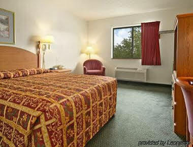 Super 8 By Wyndham Crystal Lake Zewnętrze zdjęcie